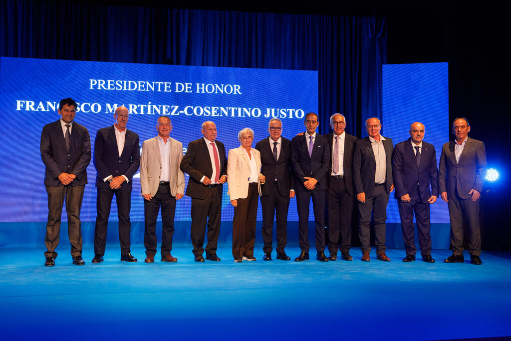 Francisco Martinez Cosentino Justo junto a la Junta Directiva de AEMA 1 - AEMA appoints Francisco Martínez-Cosentino Justo as 'Honorary President' in a moving event