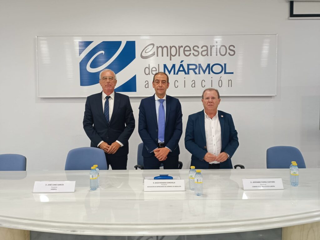 Jesus Posadas junto al presidente de Asempal y Camara de Comercio 1 - Jesús Posadas renueva como presidente de la Asociación de Empresarios del Mármol de Andalucía por los próximos cuatro años