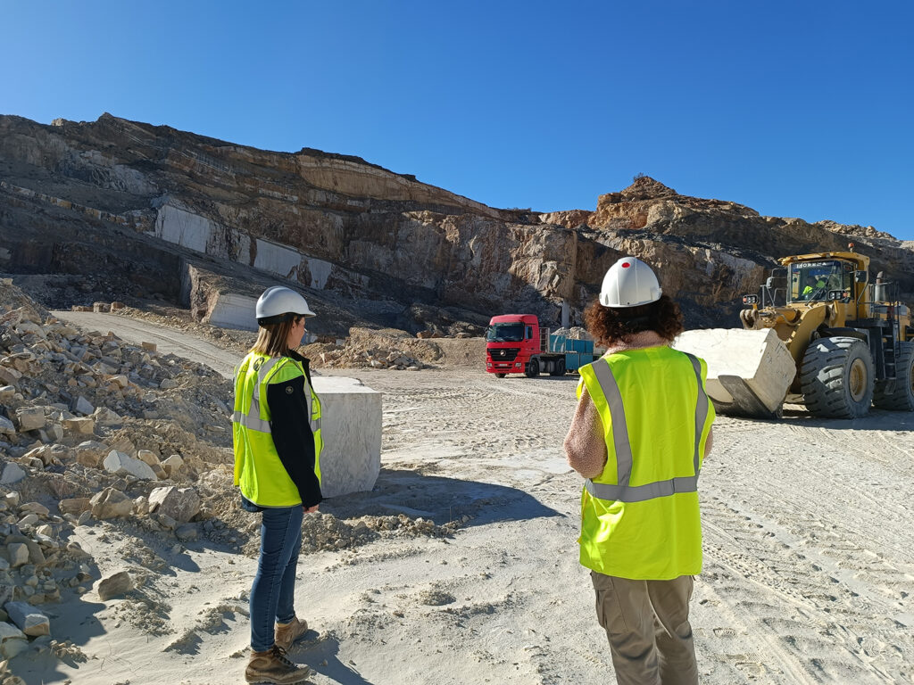 Personas trabajando en la cantera de mármol